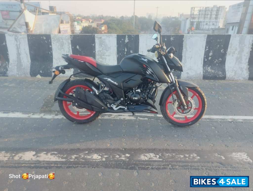Matte Black TVS Apache RTR 160 4V 2024