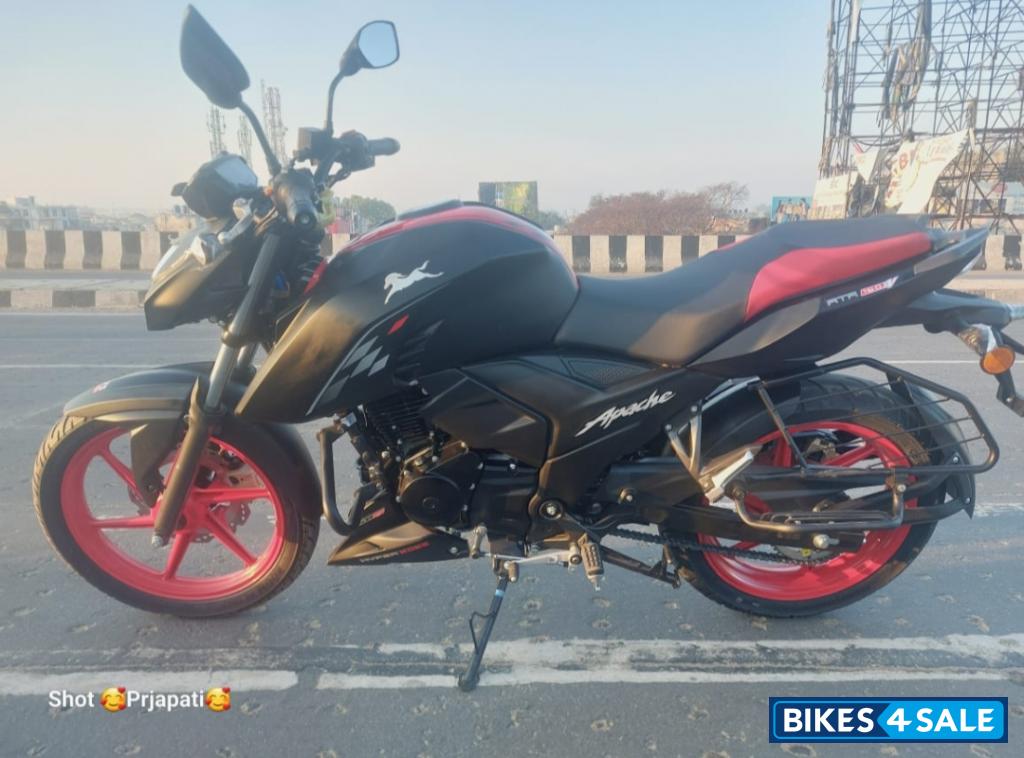 Matte Black TVS Apache RTR 160 4V 2024