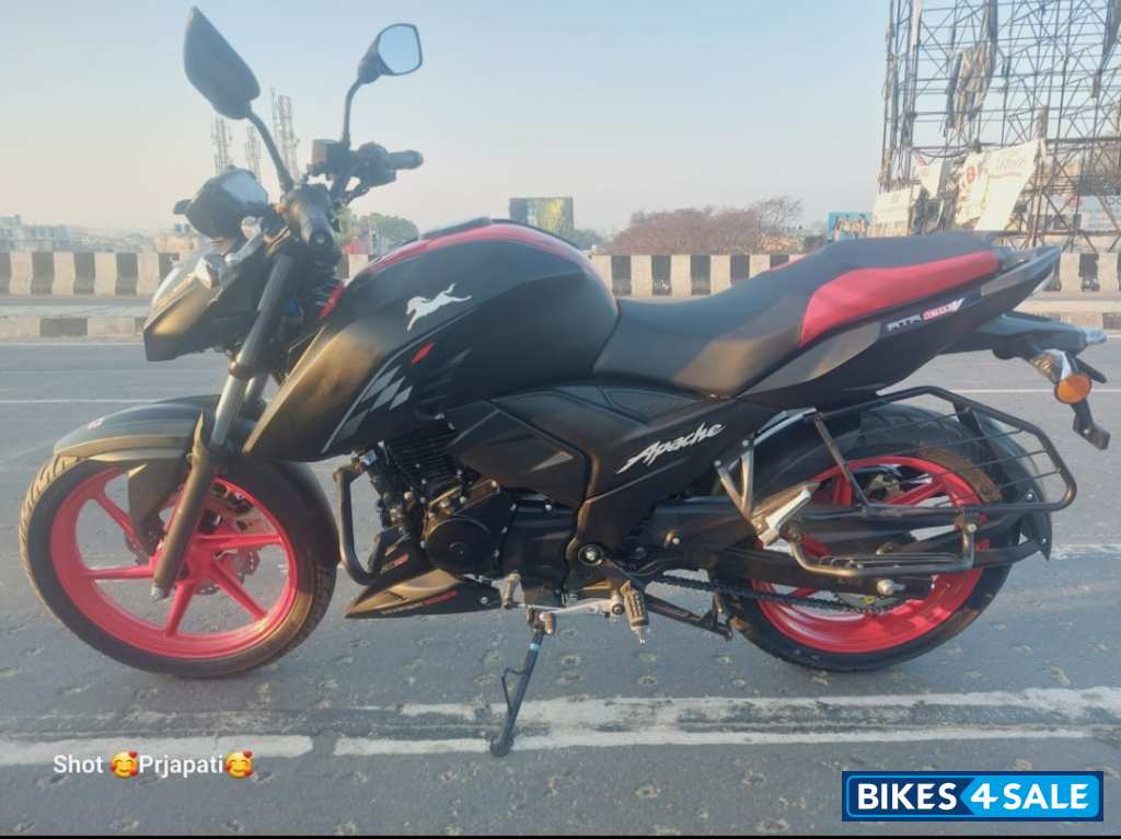 Matte Black TVS Apache RTR 160 4V 2024