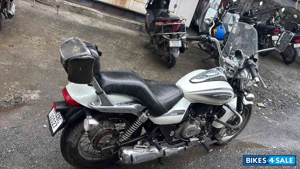 White Bajaj Avenger Cruise 220 BS6