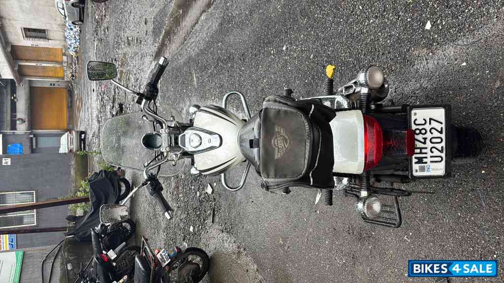 White Bajaj Avenger Cruise 220 BS6