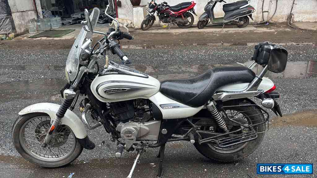 White Bajaj Avenger Cruise 220 BS6