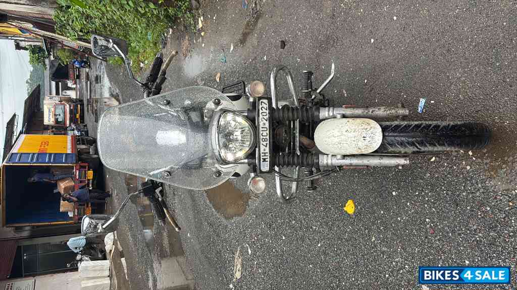 White Bajaj Avenger Cruise 220 BS6