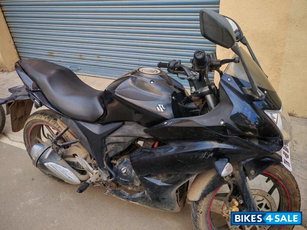 Black Suzuki Gixxer