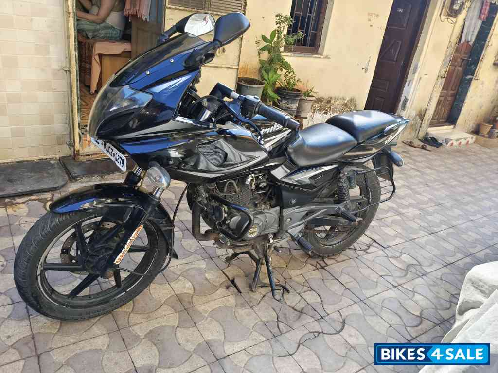 Bajaj Pulsar 220F