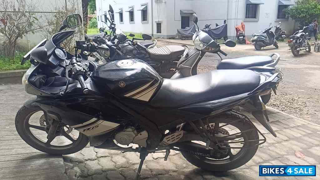 Black Yamaha YZF R15