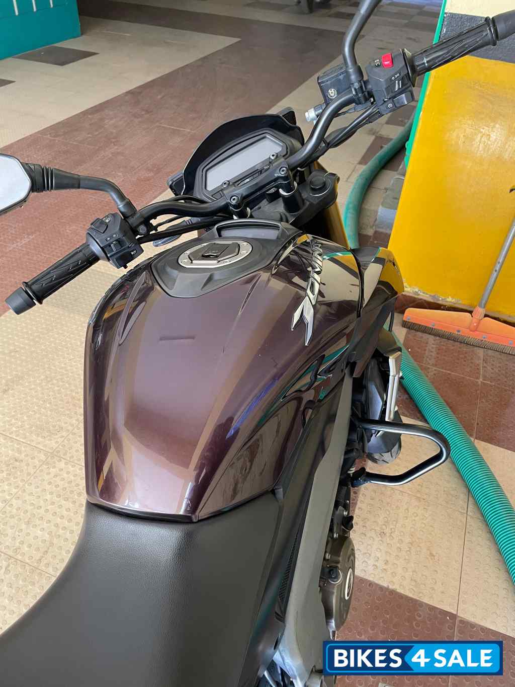 Wine Bajaj Dominar 400