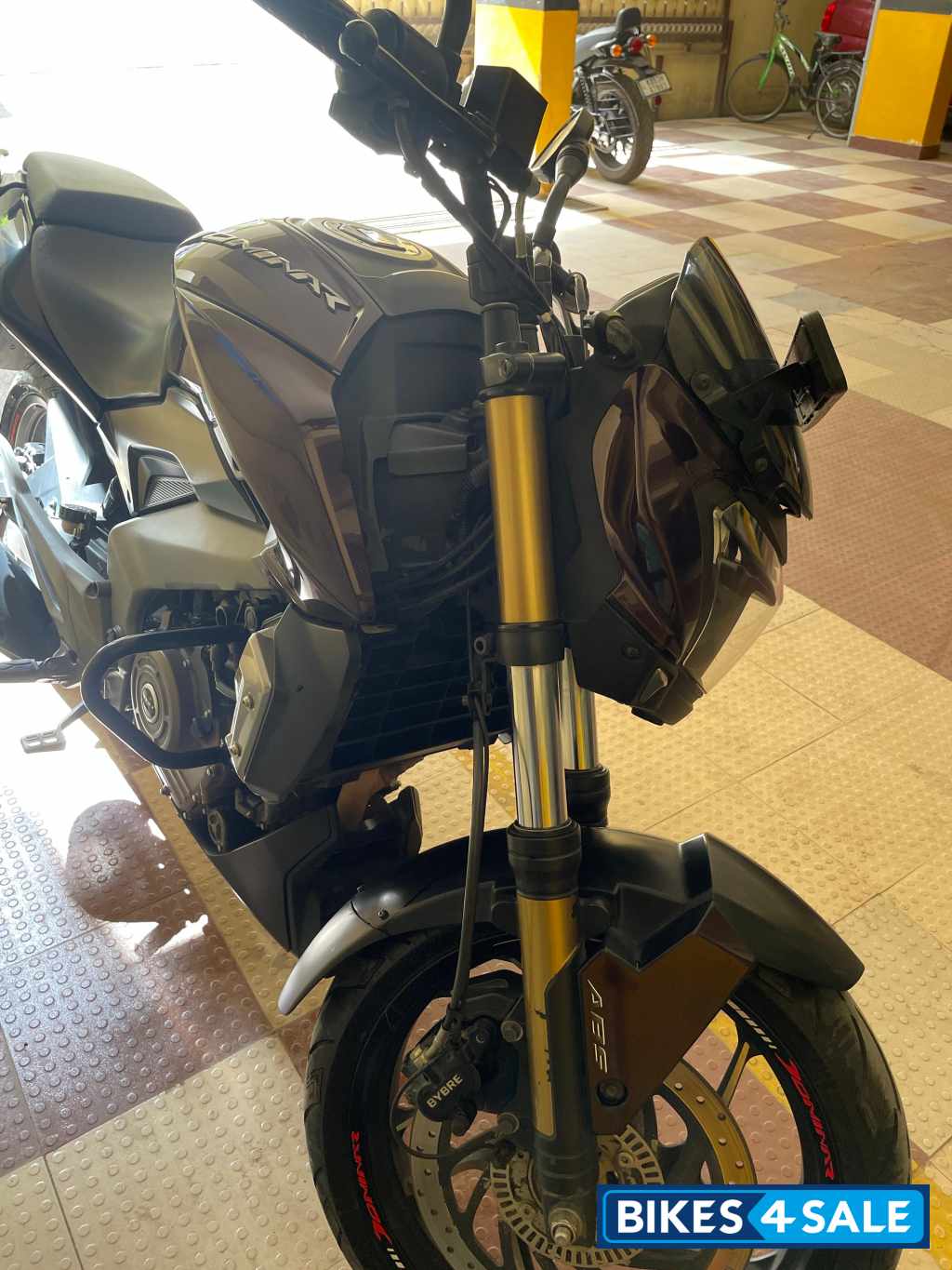 Wine Bajaj Dominar 400