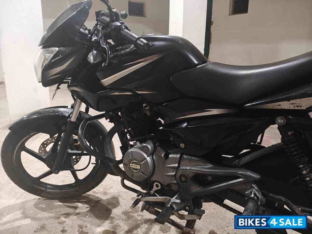 Black Bajaj Pulsar Pulsar 135LS 2017-18 BS-IV model