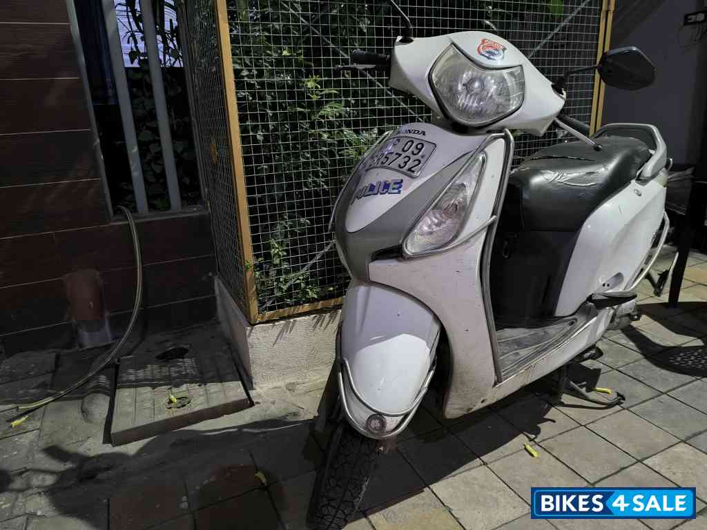 White Honda Aviator White Honda Aviator