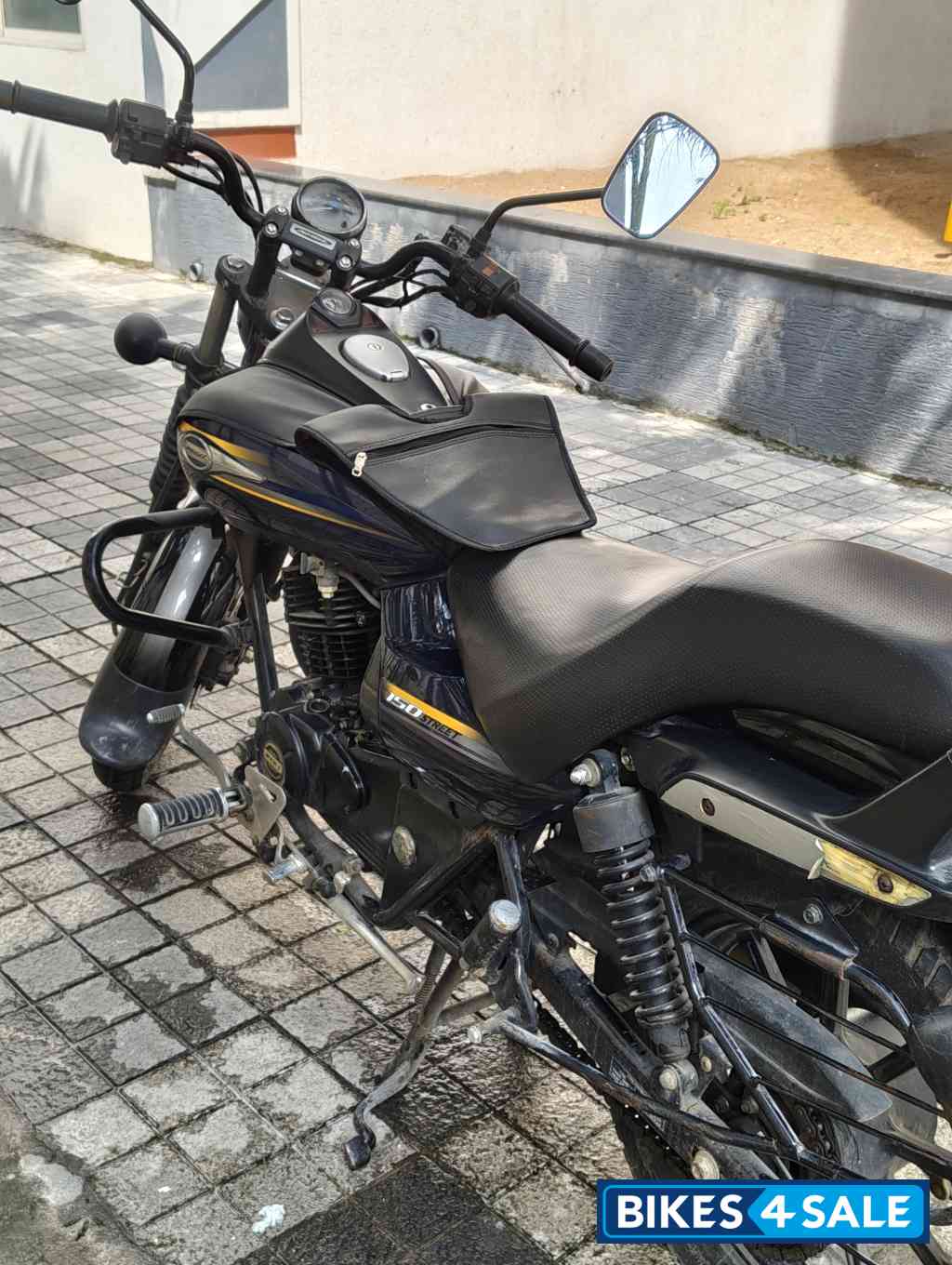 Black Bajaj Avenger Street 150