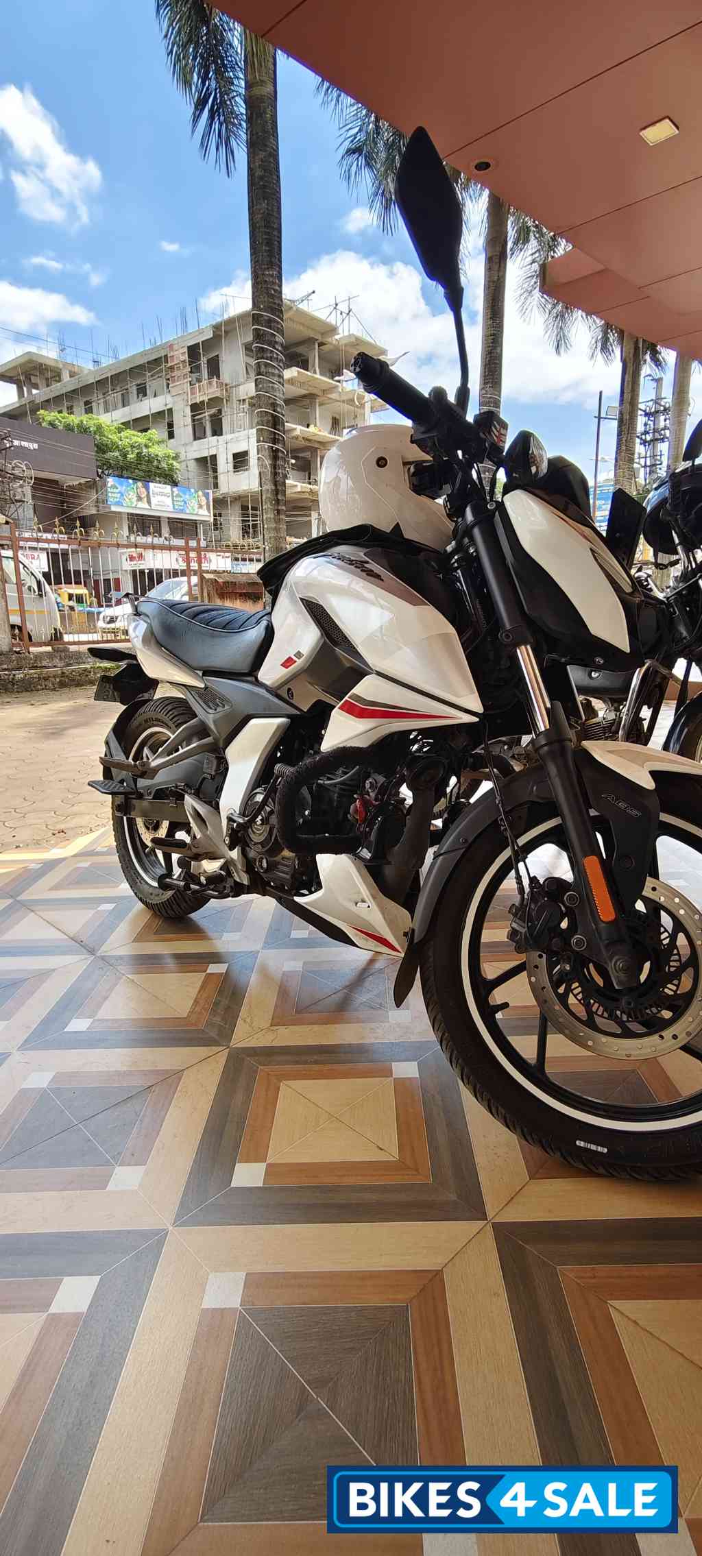 White Bajaj Pulsar N150