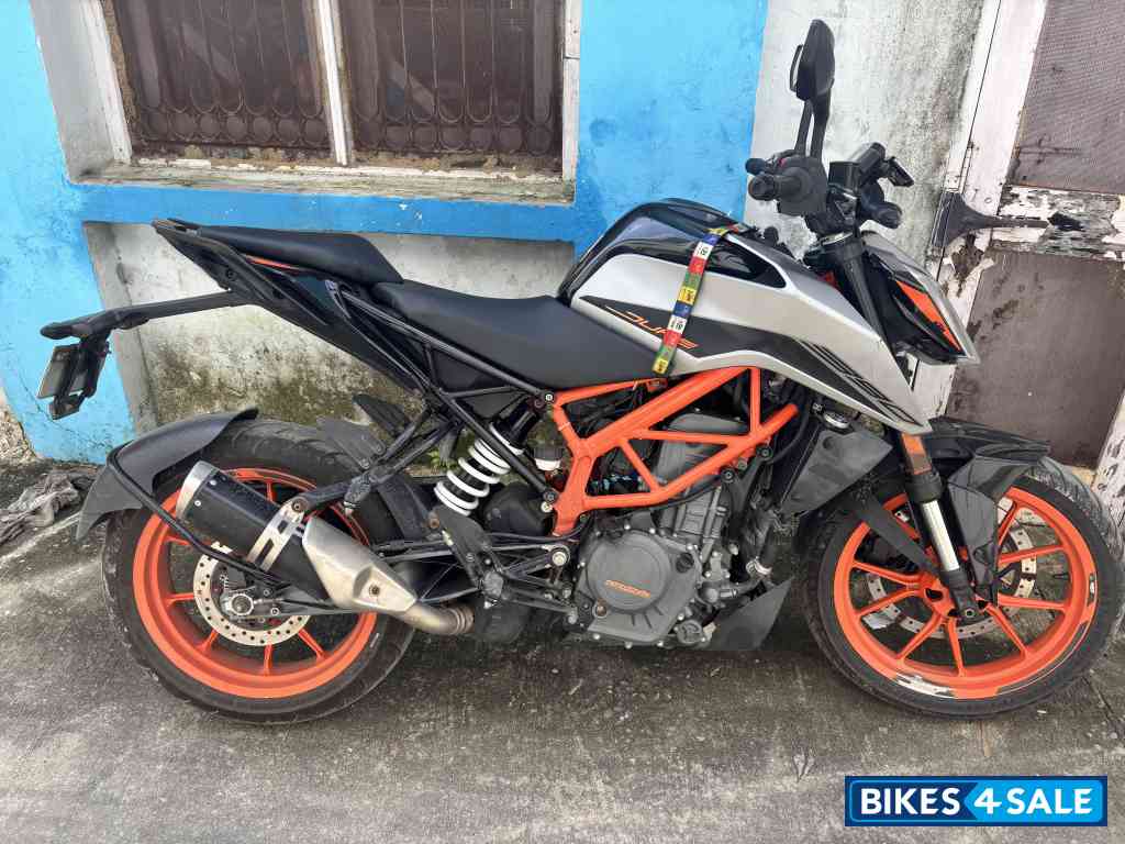 Silver KTM Duke 390