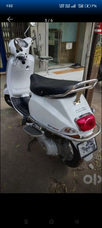Pearl White Vespa ZX 125 BS6