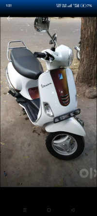 Pearl White Vespa ZX 125 BS6