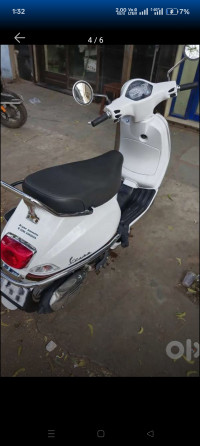 Pearl White Vespa ZX 125 BS6