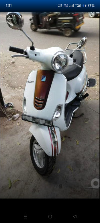 Pearl White Vespa ZX 125 BS6