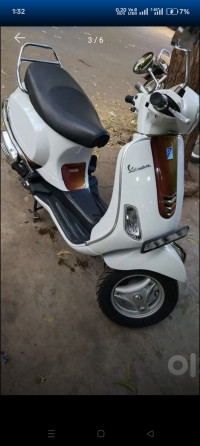 Pearl White Vespa ZX 125 BS6