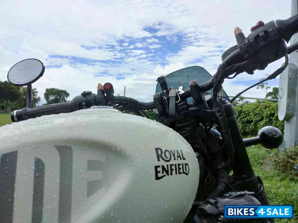 White Royal Enfield Hunter 350 Metro