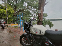 White Royal Enfield Hunter 350 Metro
