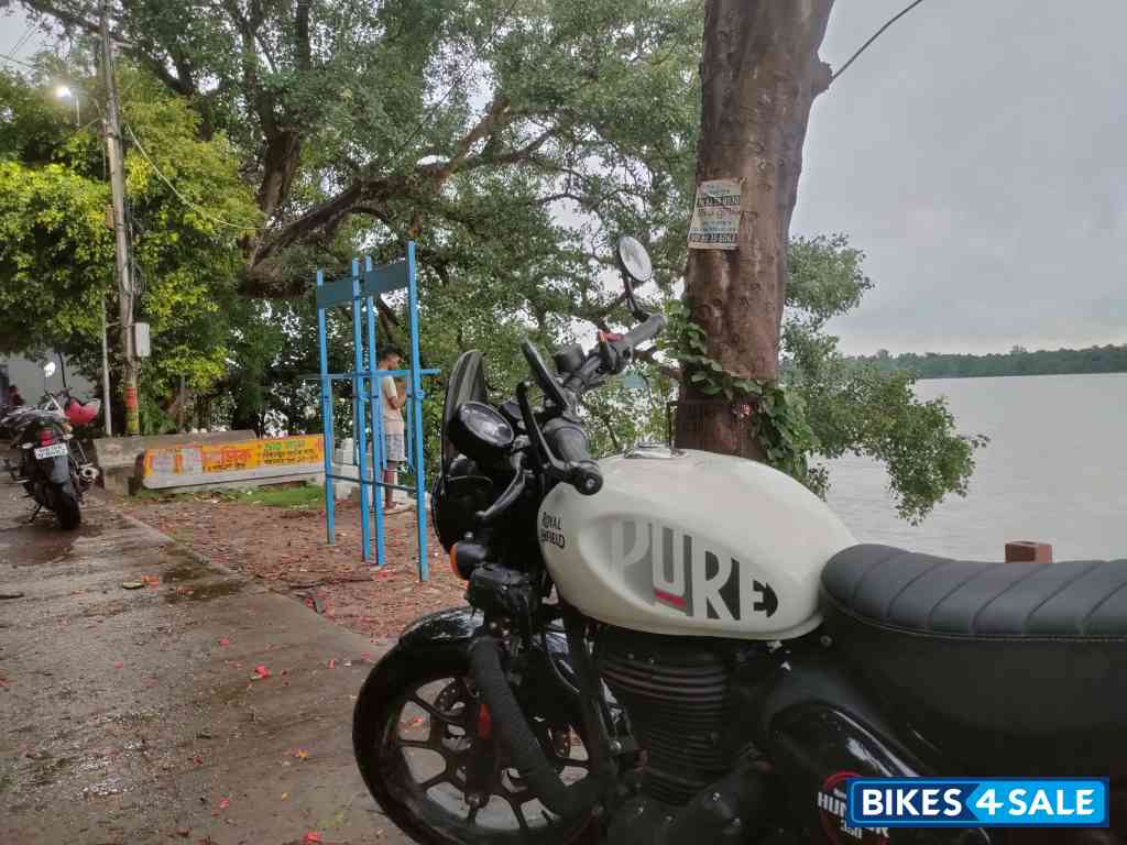 White Royal Enfield Hunter 350 Metro