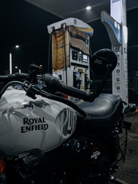White Royal Enfield Hunter 350 Metro