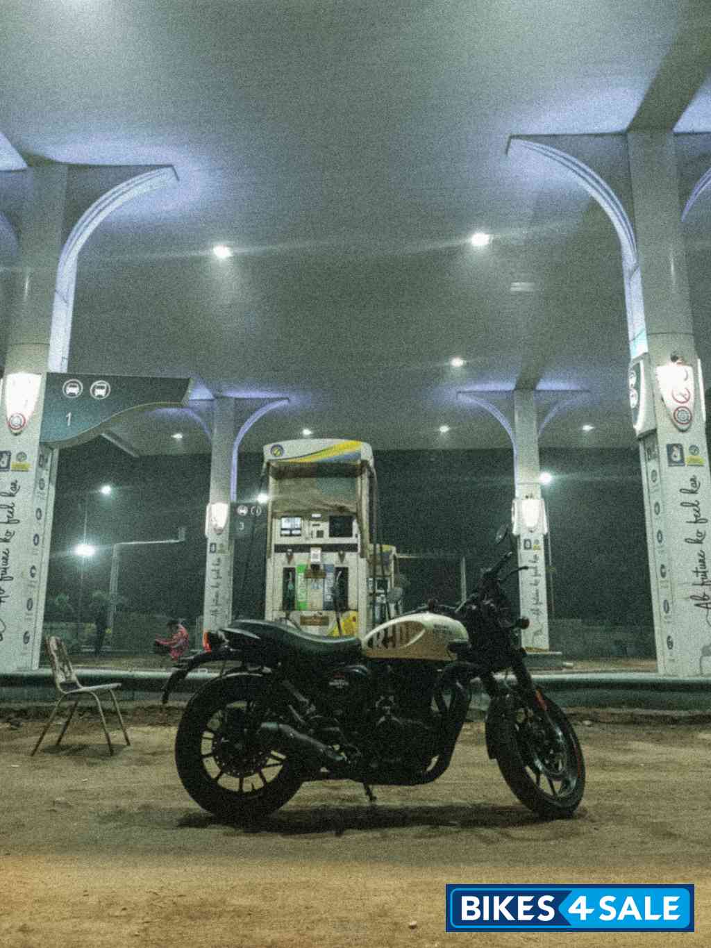 White Royal Enfield Hunter 350 Metro