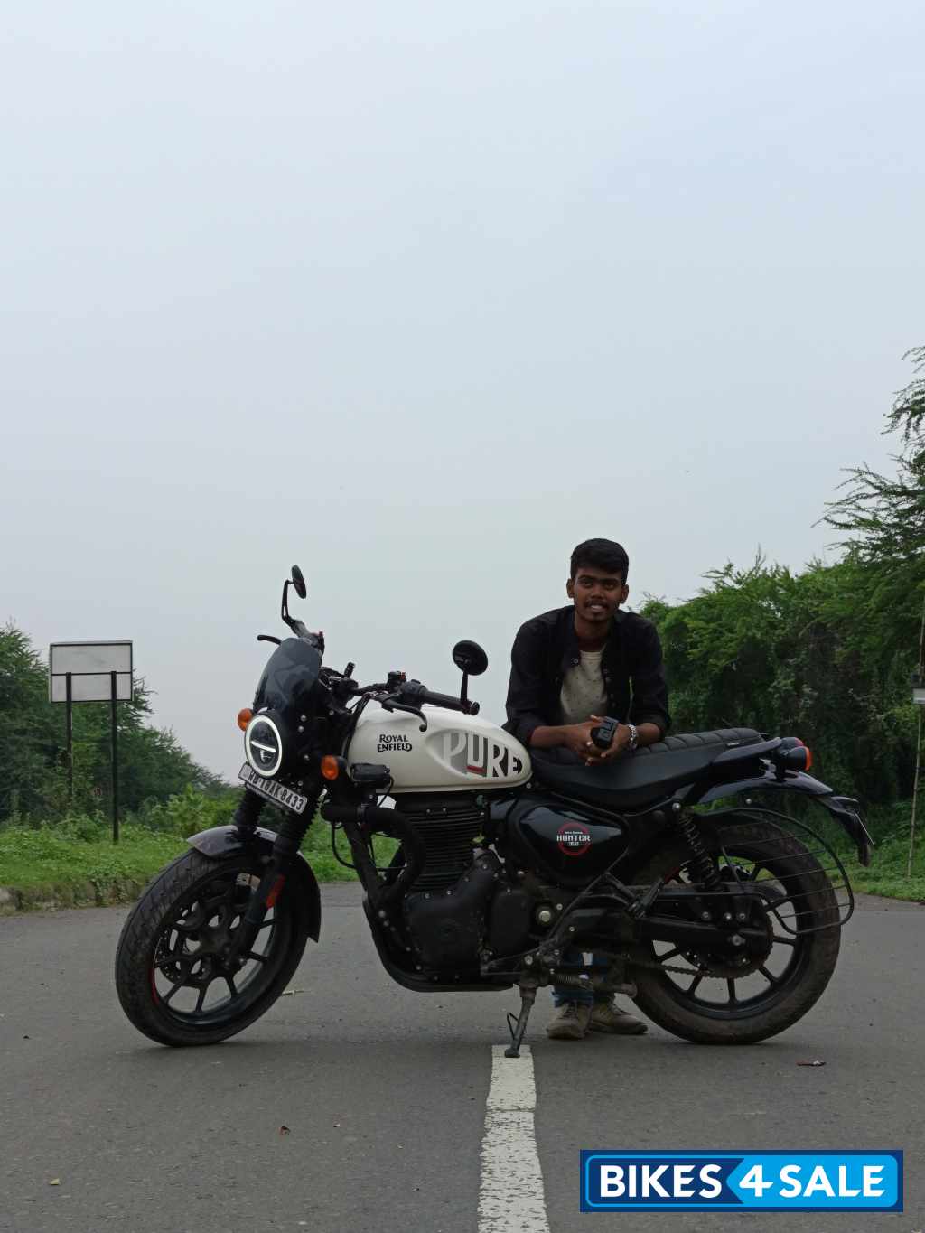 White Royal Enfield Hunter 350 Metro