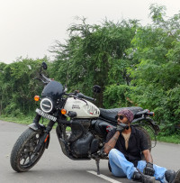 White Royal Enfield Hunter 350 Metro