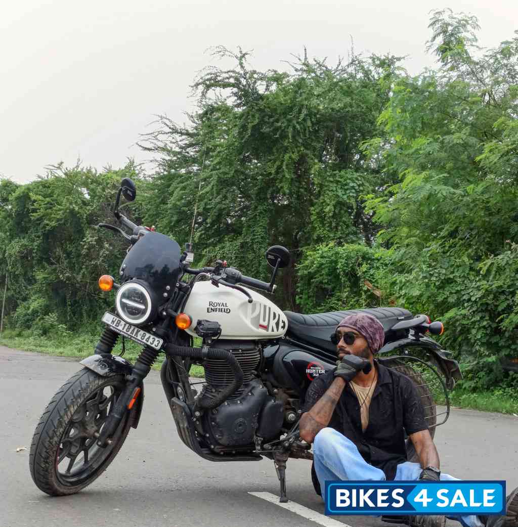 White Royal Enfield Hunter 350 Metro