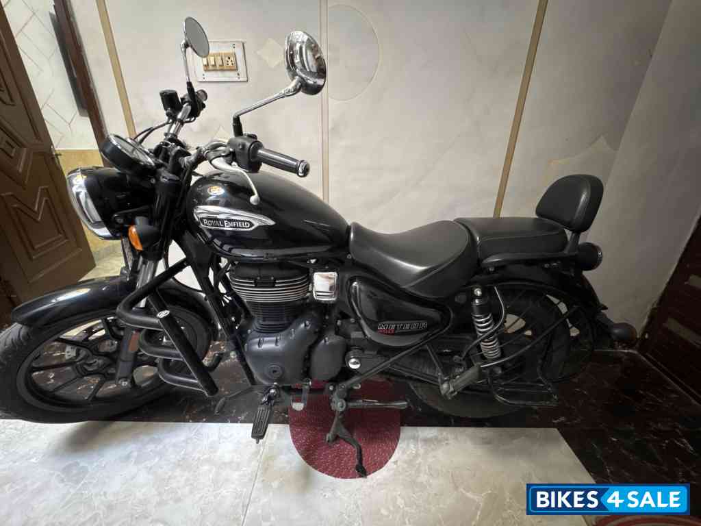 Custom Black Royal Enfield Meteor 350