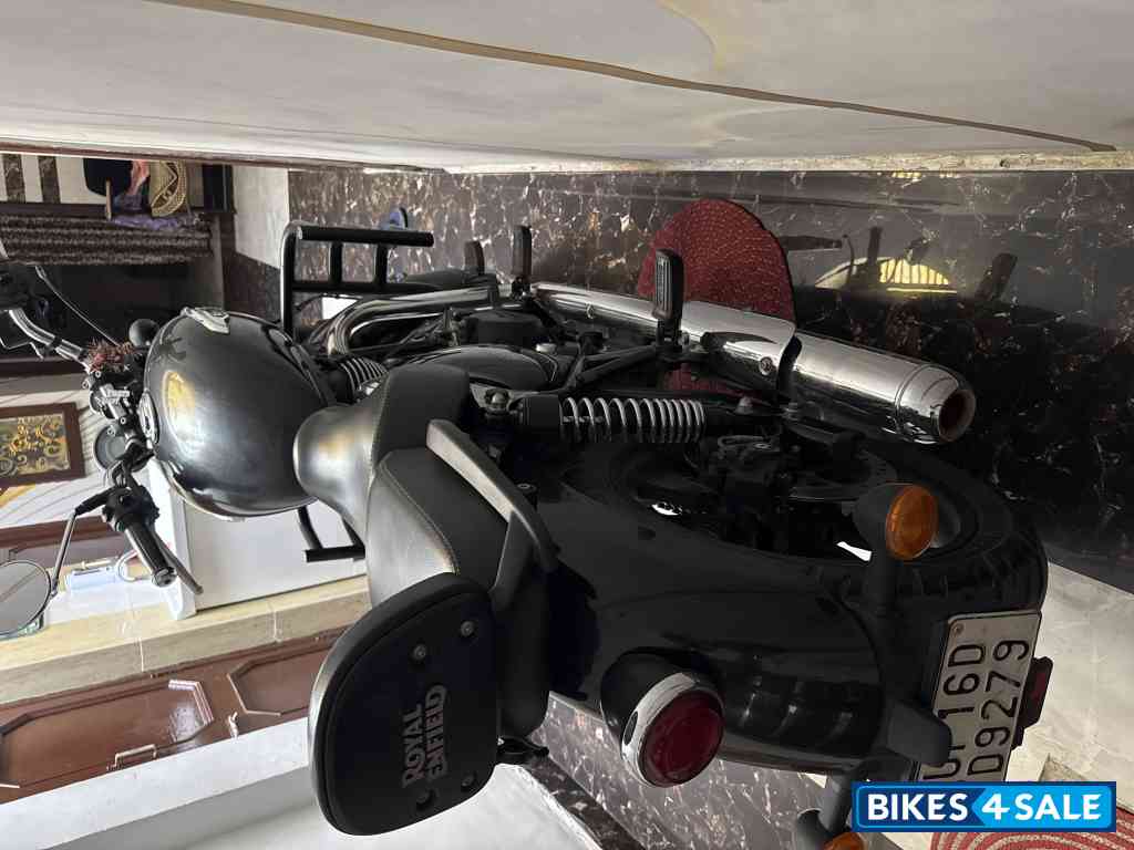 Custom Black Royal Enfield Meteor 350