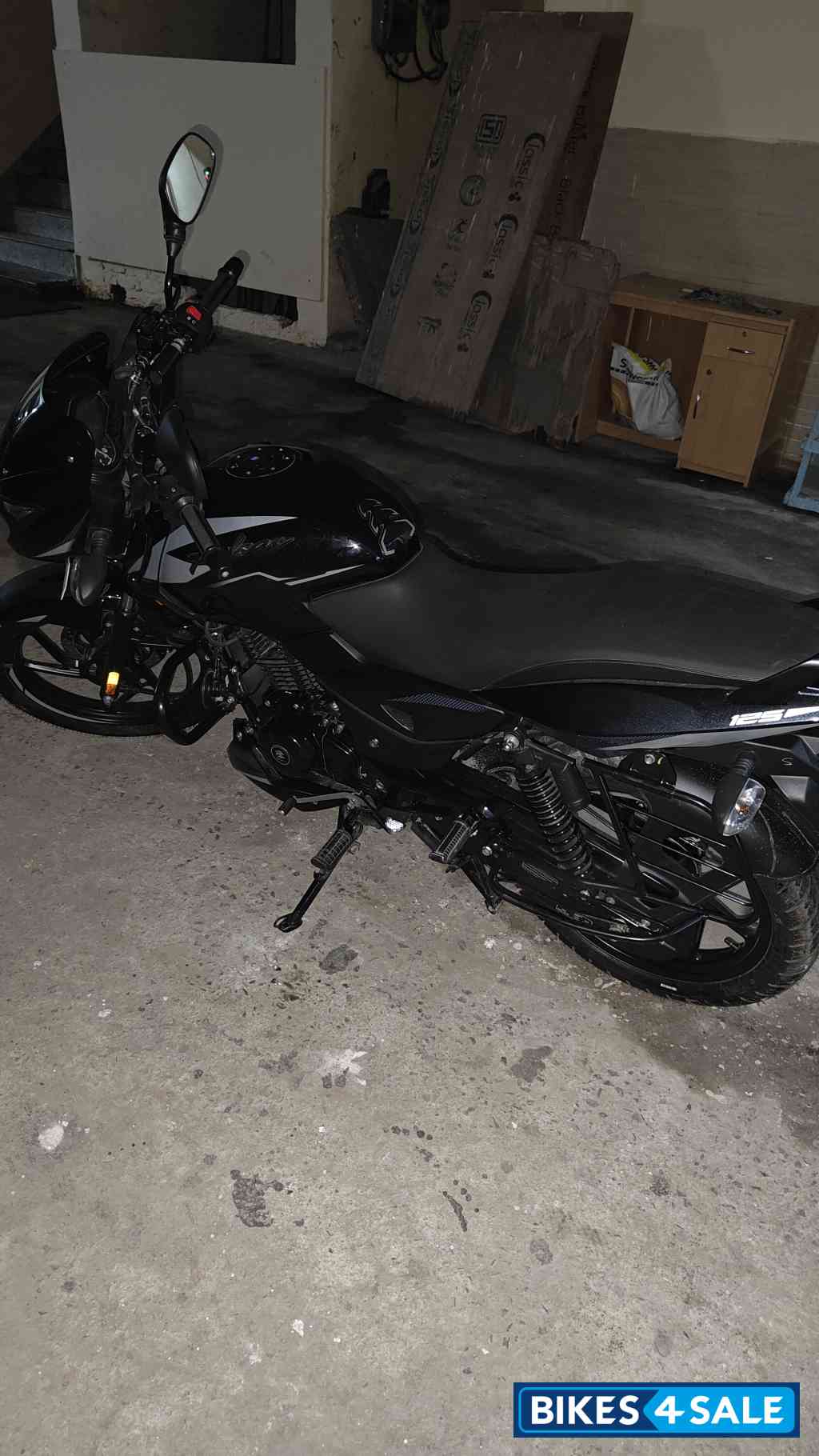 Sparkling Met Black Silver Bajaj Pulsar 125 Carbon Fibre Disc Single Seat