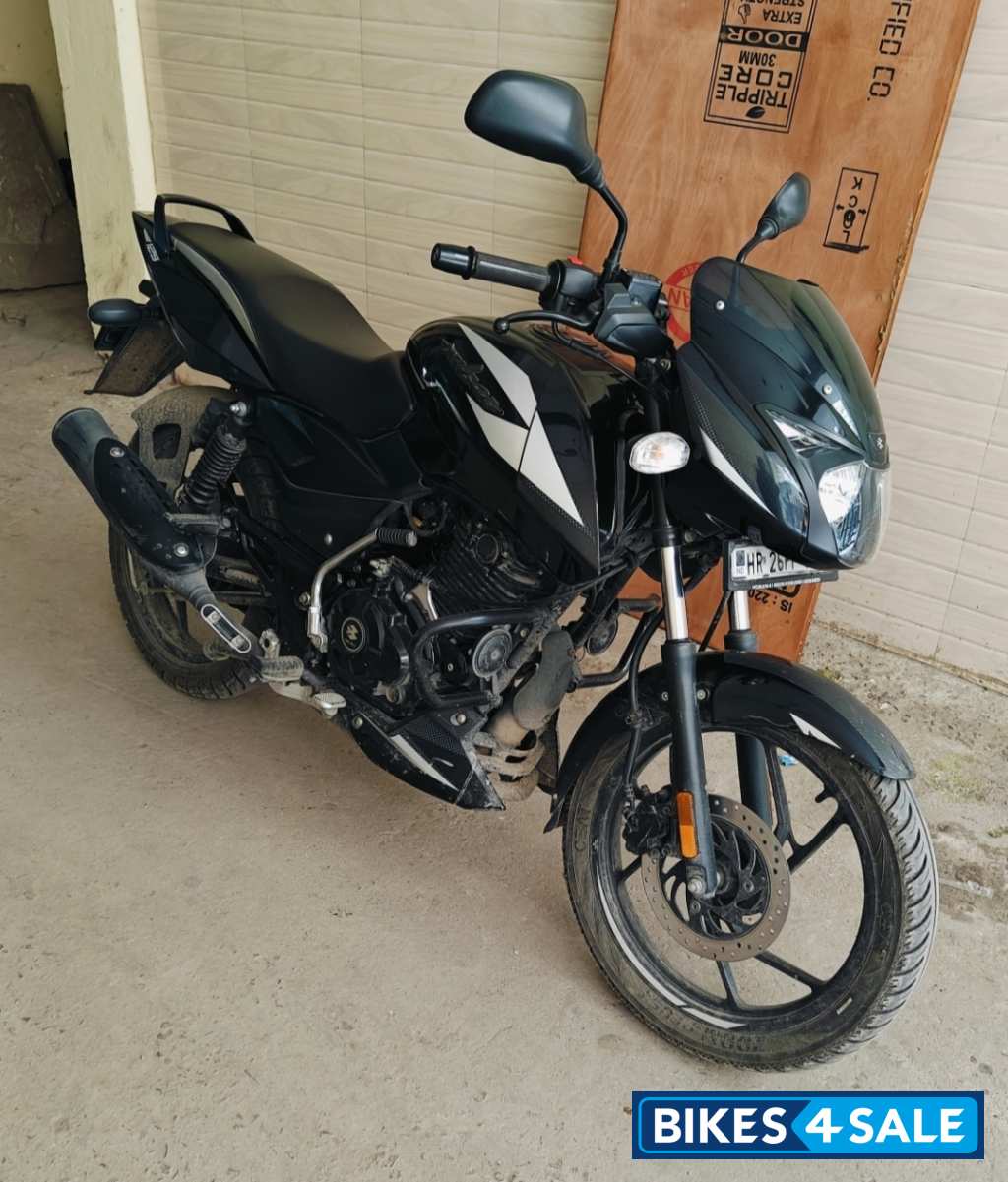 Sparkling Met Black Silver Bajaj Pulsar 125 Carbon Fibre Disc Single Seat