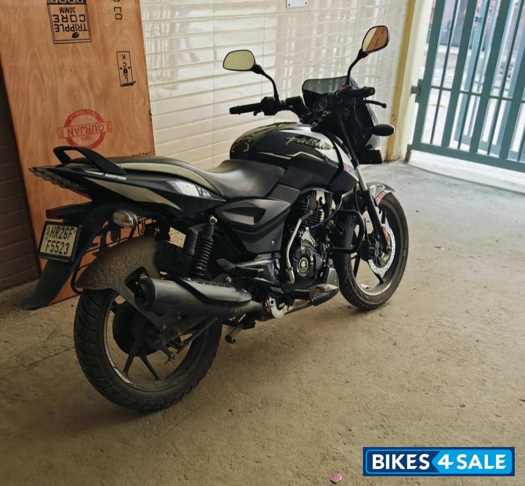 Sparkling Met Black Silver Bajaj Pulsar 125 Carbon Fibre Disc Single Seat