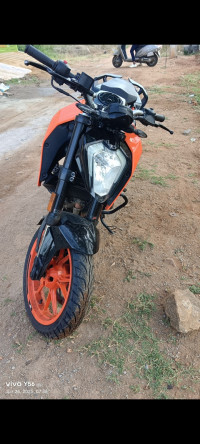 Orange/black KTM Duke 200 2022