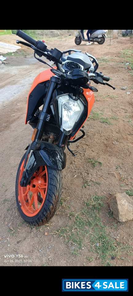Orange/black KTM Duke 200 2022