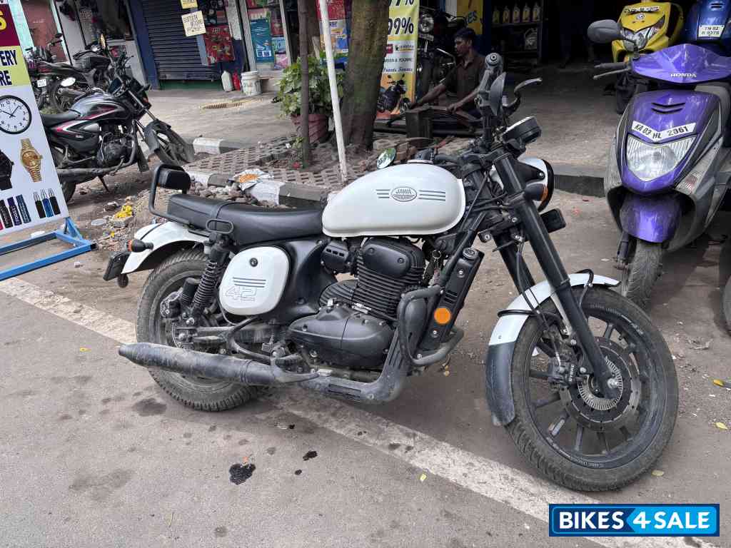 Jawa 42 Dual Channel ABS Sirius White