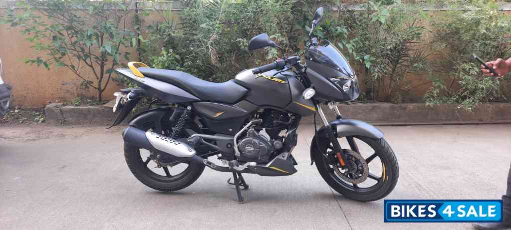 Bajaj Pulsar 150 Neon