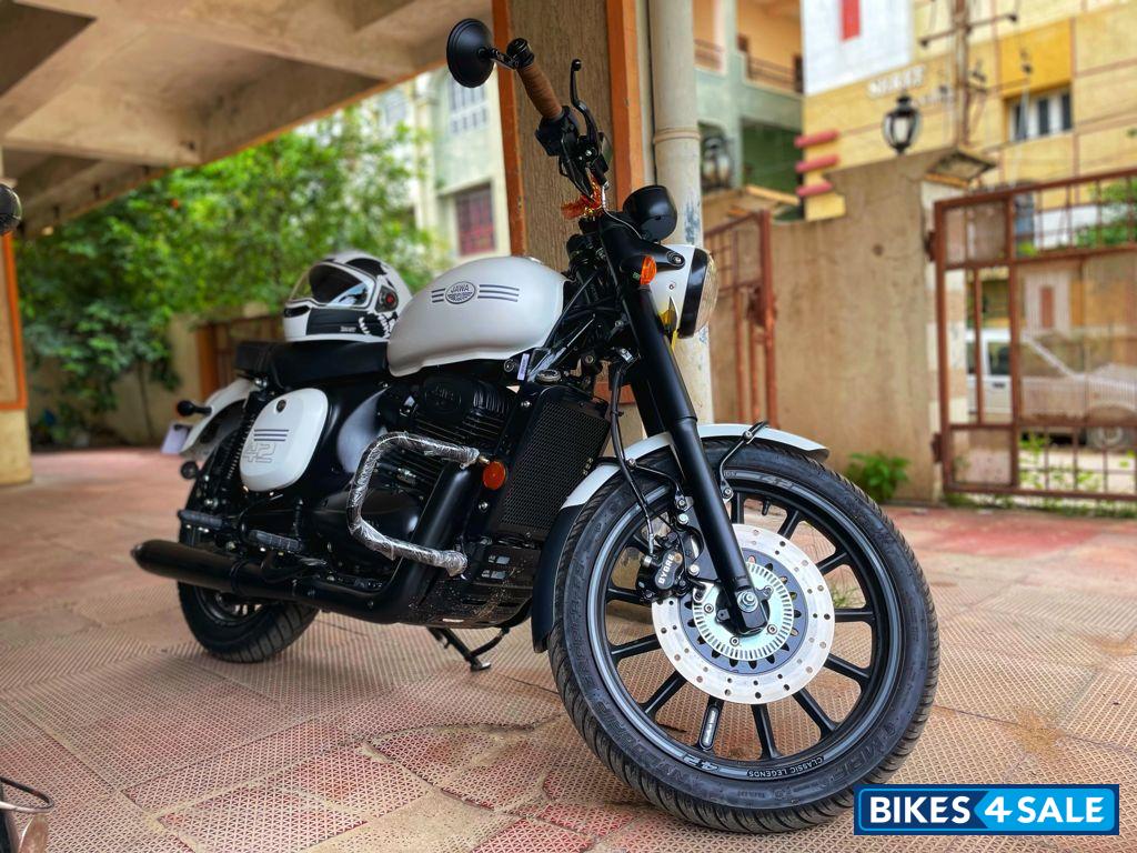 Jawa 42 Dual Channel ABS Sirius White