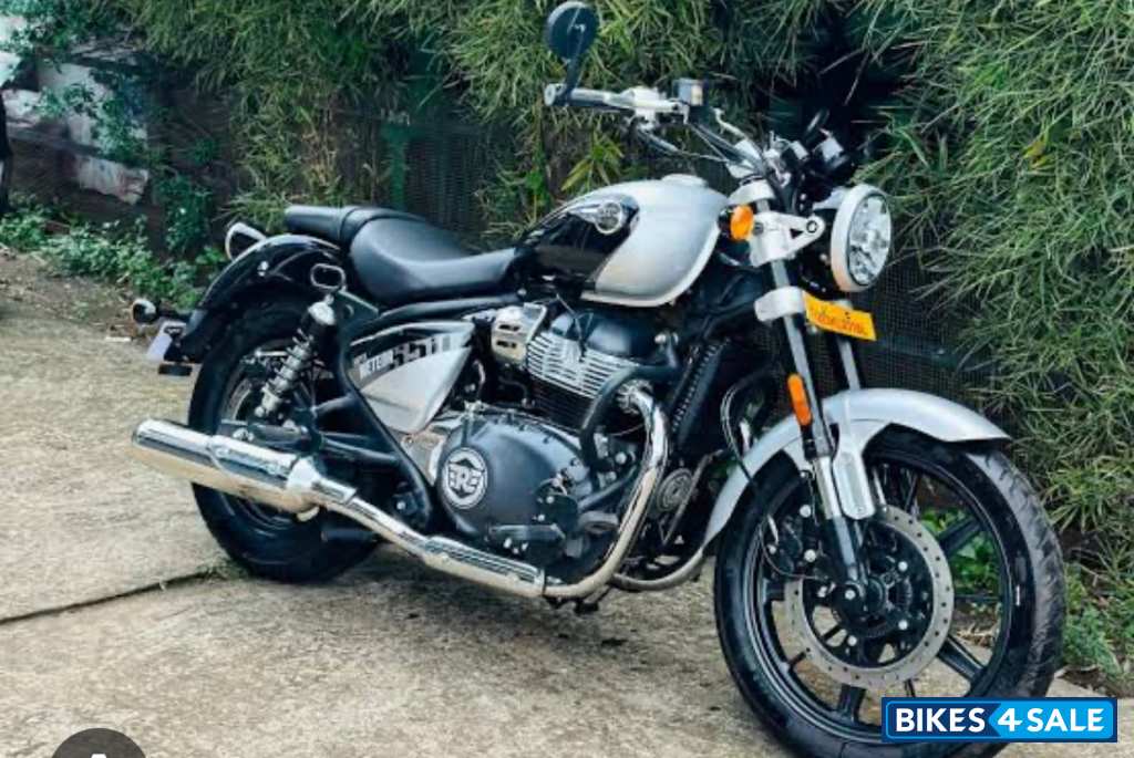 Balck &silver Royal Enfield Super Meteor 650