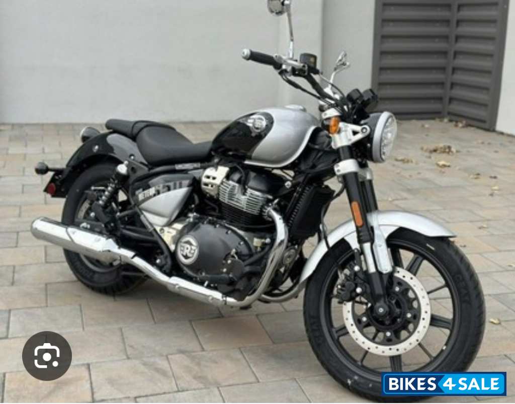 Balck &silver Royal Enfield Super Meteor 650