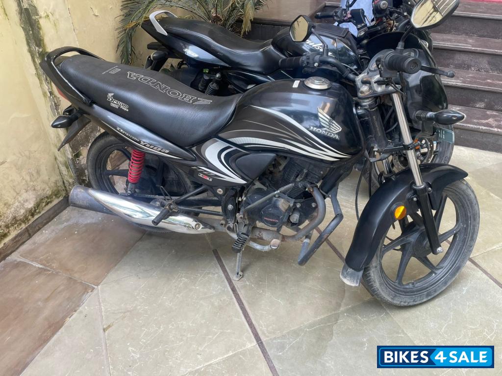 Black Honda Dream Yuga