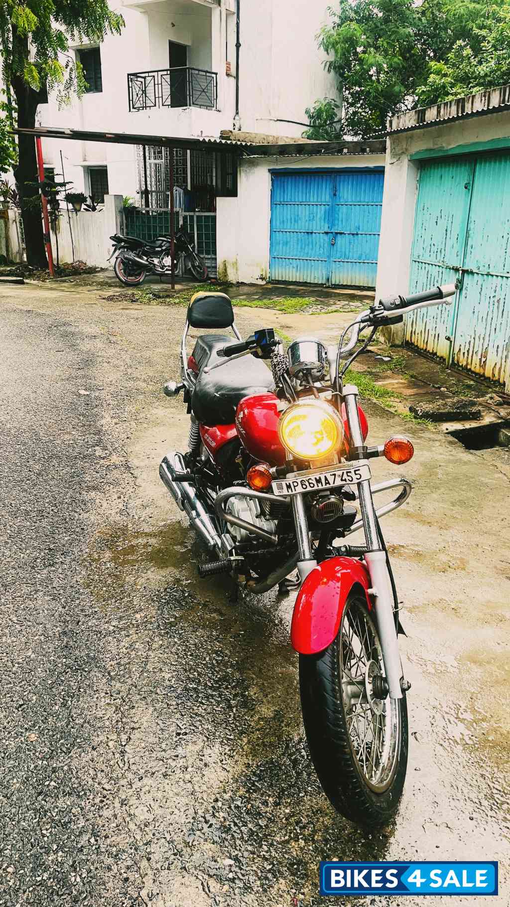 Red Bajaj Avenger 220 DTS-i