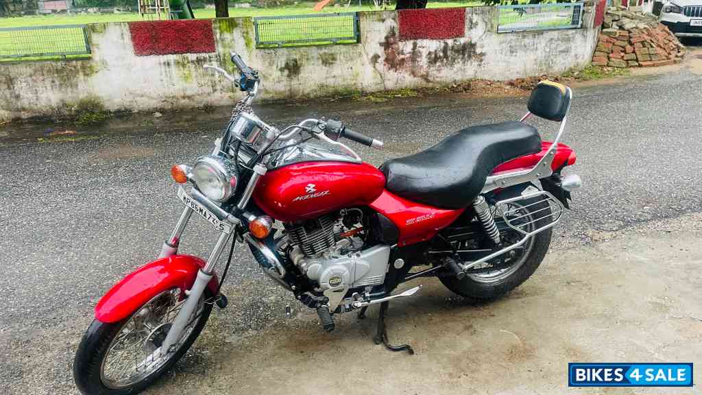 Red Bajaj Avenger 220 DTS-i