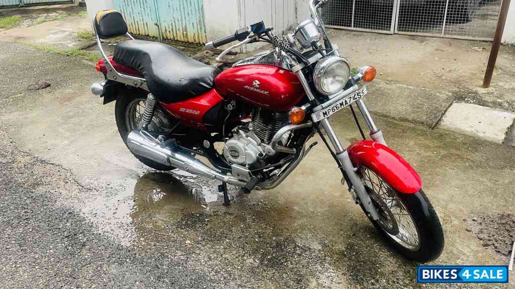 Red Bajaj Avenger 220 DTS-i