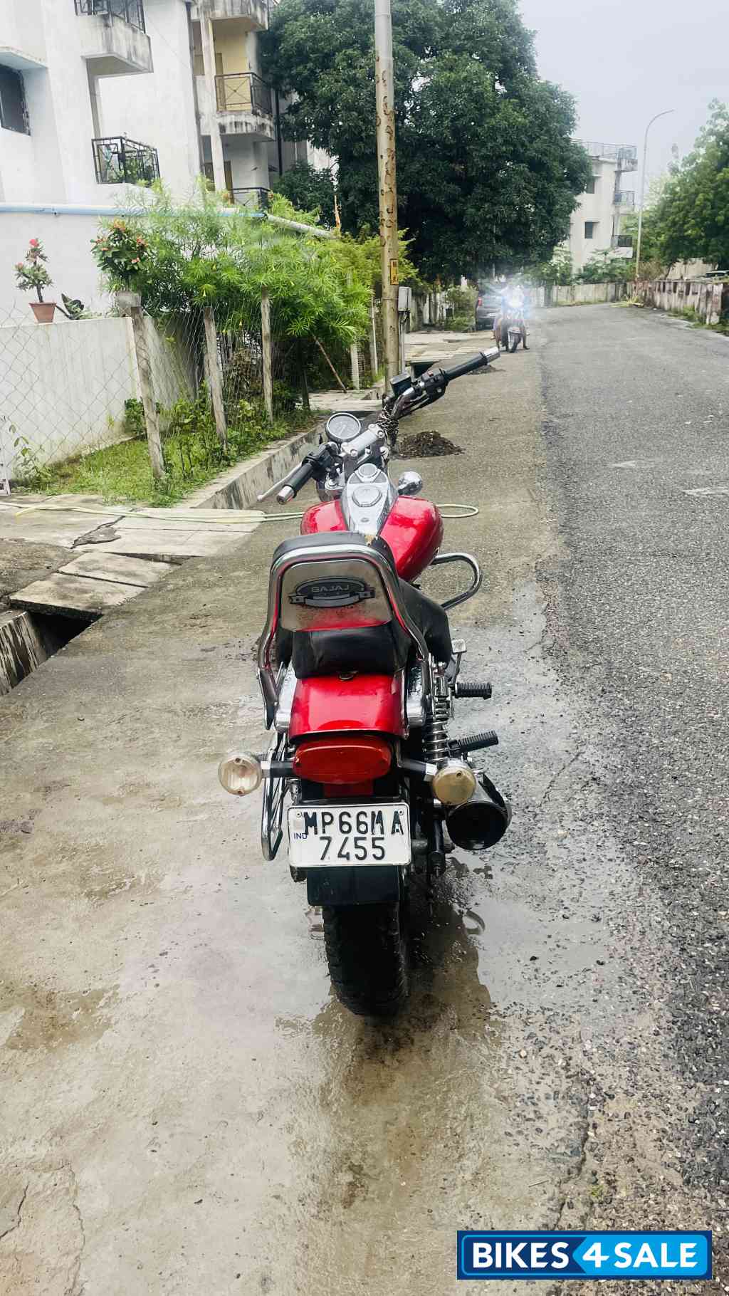 Red Bajaj Avenger 220 DTS-i