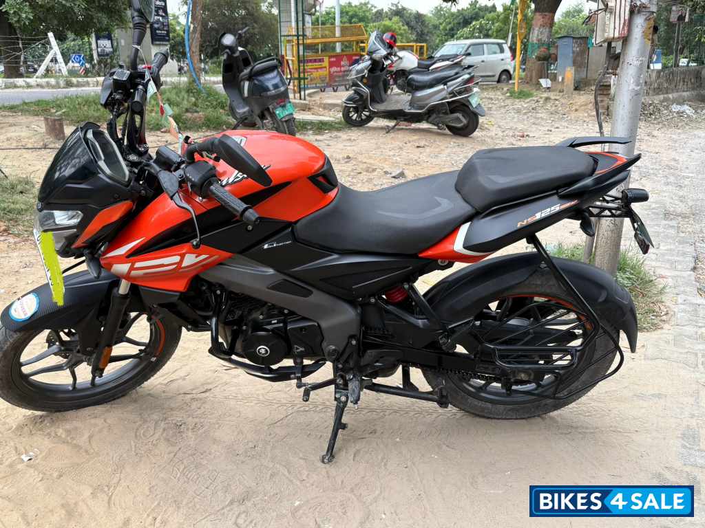 Orange Bajaj Pulsar NS125 BS6 Orange Bajaj Pulsar NS125 BS6