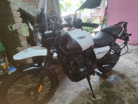 White Yezdi Adventure Gloss 2024