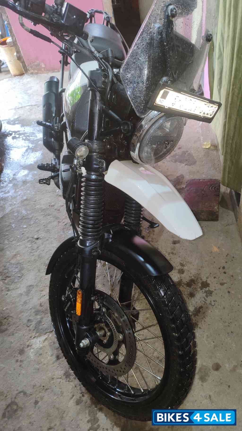 White Yezdi Adventure Gloss 2024